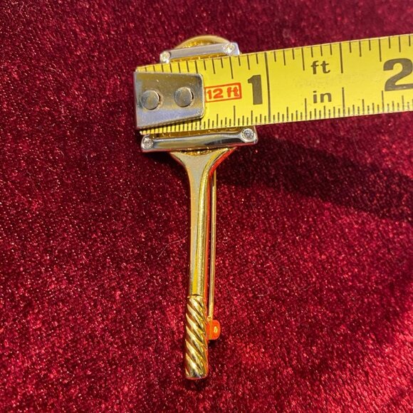 Vintage Tennis Racket Brooch Signed “Le” Gold Tone - Picture 5 of 5